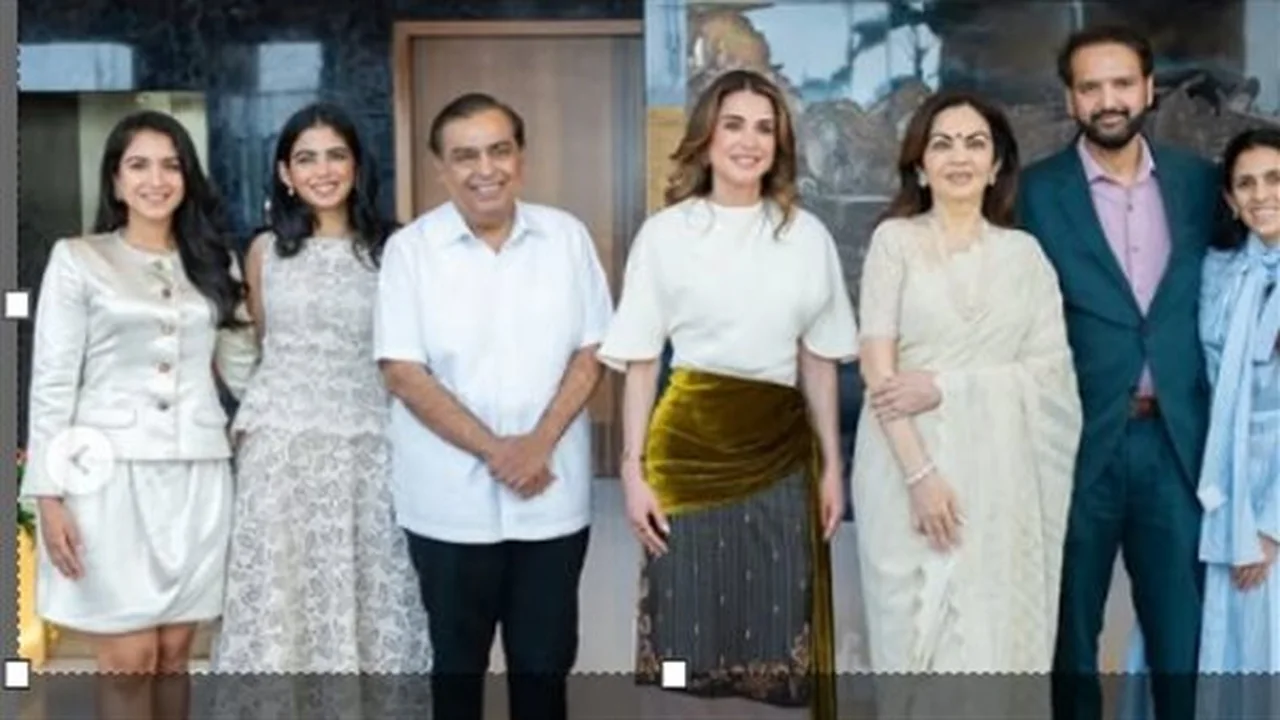 إطلالة ملكية ساحرة.. سر اختيار الملكة رانيا للون الأبيض في قمة بالهند